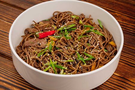 Соба с имбирной говядиной и соусом терияки