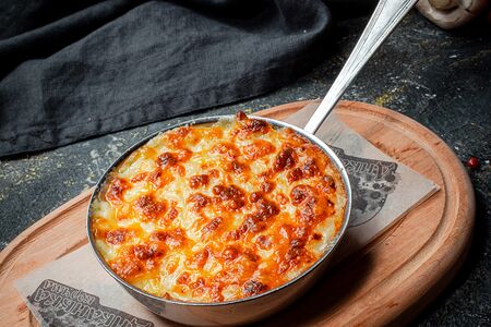 Кокот с шампиньонами, куриным филе под мягким сыром