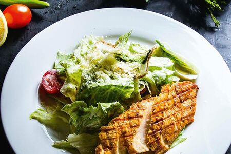 Салат Цезарь с курицей