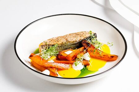Стейк из лосося с морковным бермонте и творожным сыром