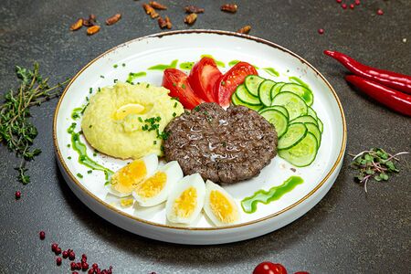 Бифштекс с картофельным пюре