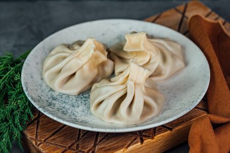 Отварные хинкали с креветками и сливками