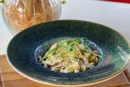 Фетучини с цыпленком и вешенками