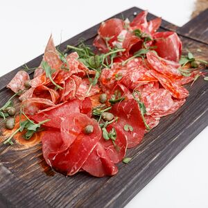 Ассорти выдержанных деликатесов