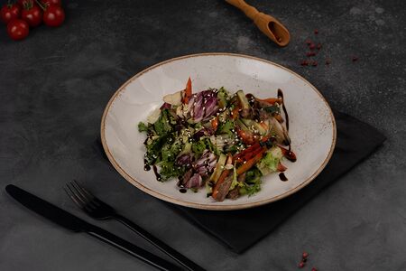 Салат с говядиной и свежими овощами