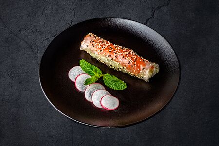 Спринг-ролл с лососем