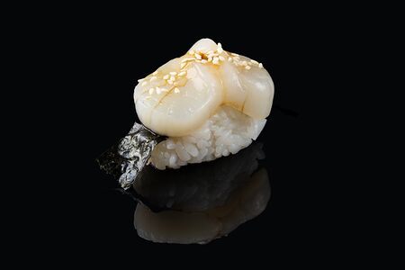 Суши с гребешком