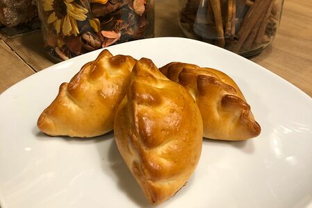 Пирожок печёный с капустой