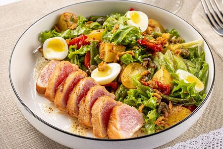 Нисуаз с тунцом на гриле