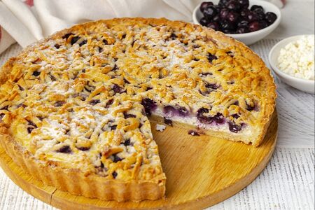 Пирог с творожно-черничной начинкой