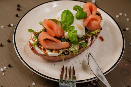 Брускетта с лососем