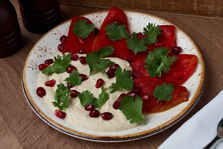 Запеченная паприка под ореховым соусом