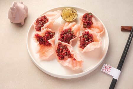 Тартар из говядины с креветочными чипсами