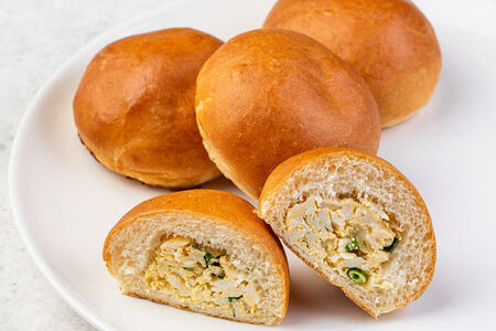 Пирожок с луком и яйцом