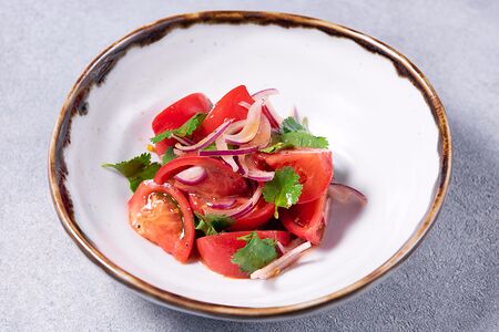 Томаты с красным луком