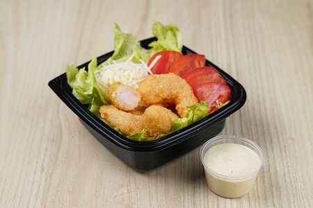 Салат Цезарь с креветками