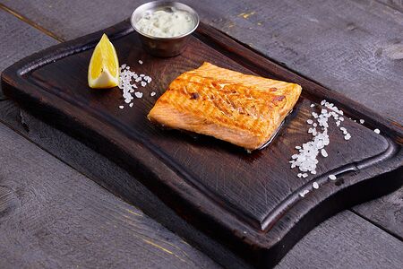 Стейк из форели на гриле