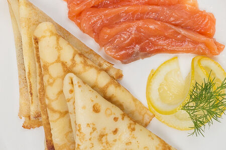 Блинчики с лососем