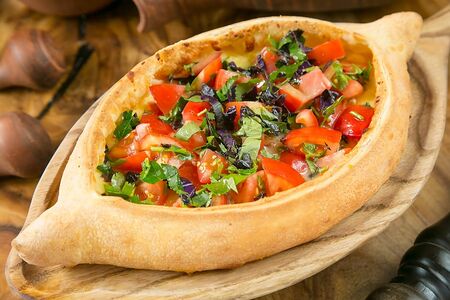 Лодочка с базиликом и помидором