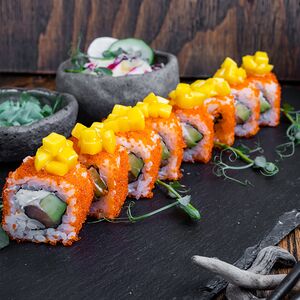 Калифорния с лососем и манго