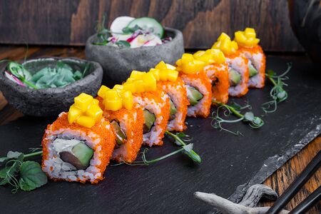 Калифорния с лососем и манго