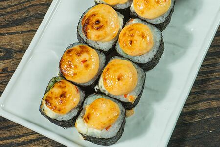 Запеченный ролл с лососем
