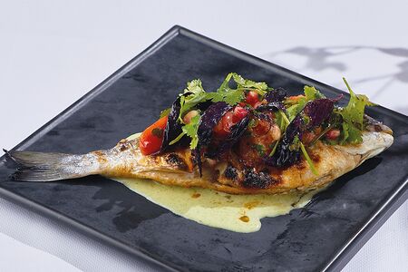 Дорадо, запечённая с жареными томатами и тархуном