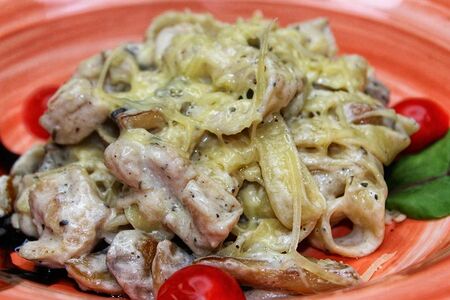 Феттуччине с курицей и грибами