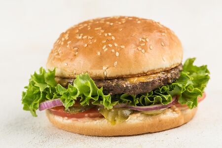 Бургер с говяжьей котлетой