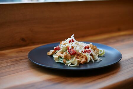 Салат Цезарь с курицей