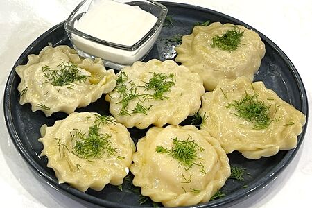 Вареники с картошкой, сметаной и зеленью