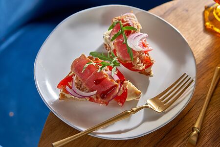 Брускетта с тунцом