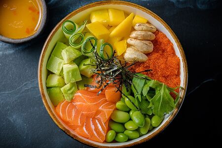 Поке Лосось и манго