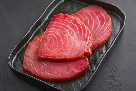 Тунец холодного копчения