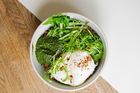 Гречка с яйцом пашот и песто