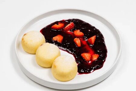 Сырники с брусничным соусом