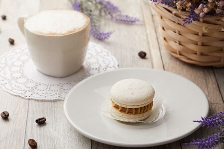 Вегетарианское пирожное Макарон Кофе-карамель