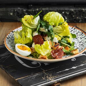 Салат с вялеными томатами