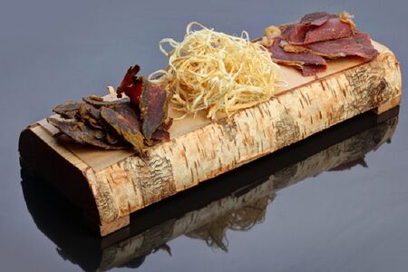 Ассорти из вяленой говядины, индейки и копченого сыра