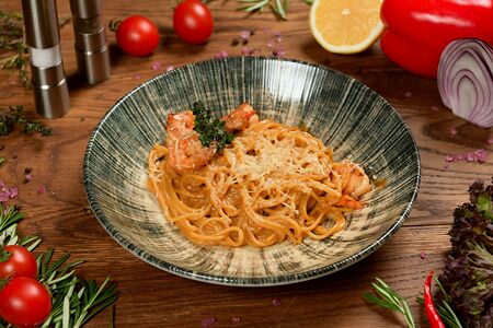 Паста с креветками и соусом песто