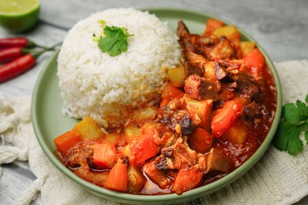 Гайфан из нежной телятины в томате 茄汁牛肉盖饭