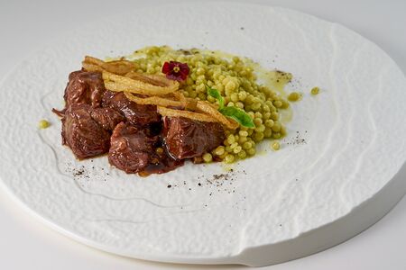 Телячьи щечки с пастой птитим