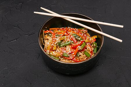 Рисовая лапша с овощами