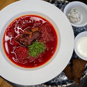 Борщ домашний с салом и гренками