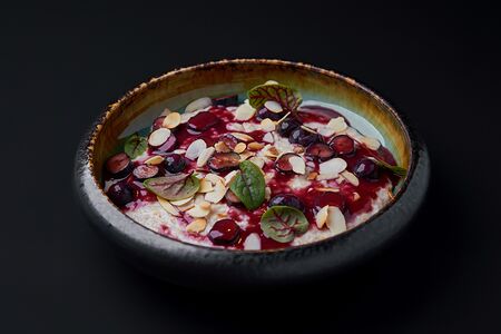Овсяная каша с голубикой и миндалем