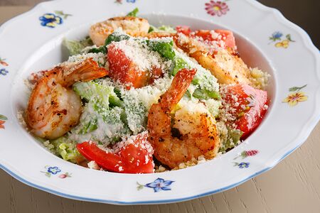 Салат с креветками и соусом вителло