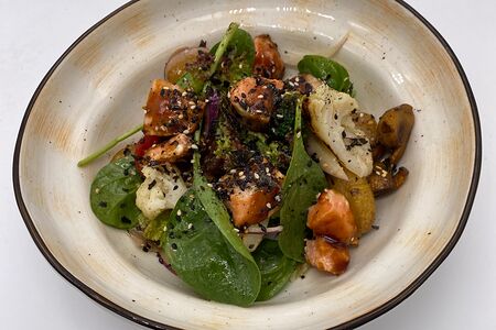 Теплый салат с лососем