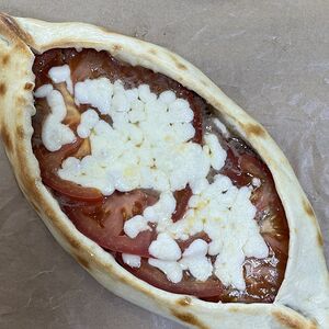 Лодочка с бараниной и томатами