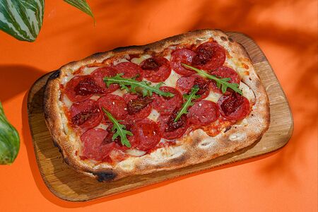 Пепперони с вялеными томатами и рукколой