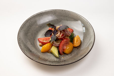 Салат по-грузински из свежих овощей с ореховой заправкой